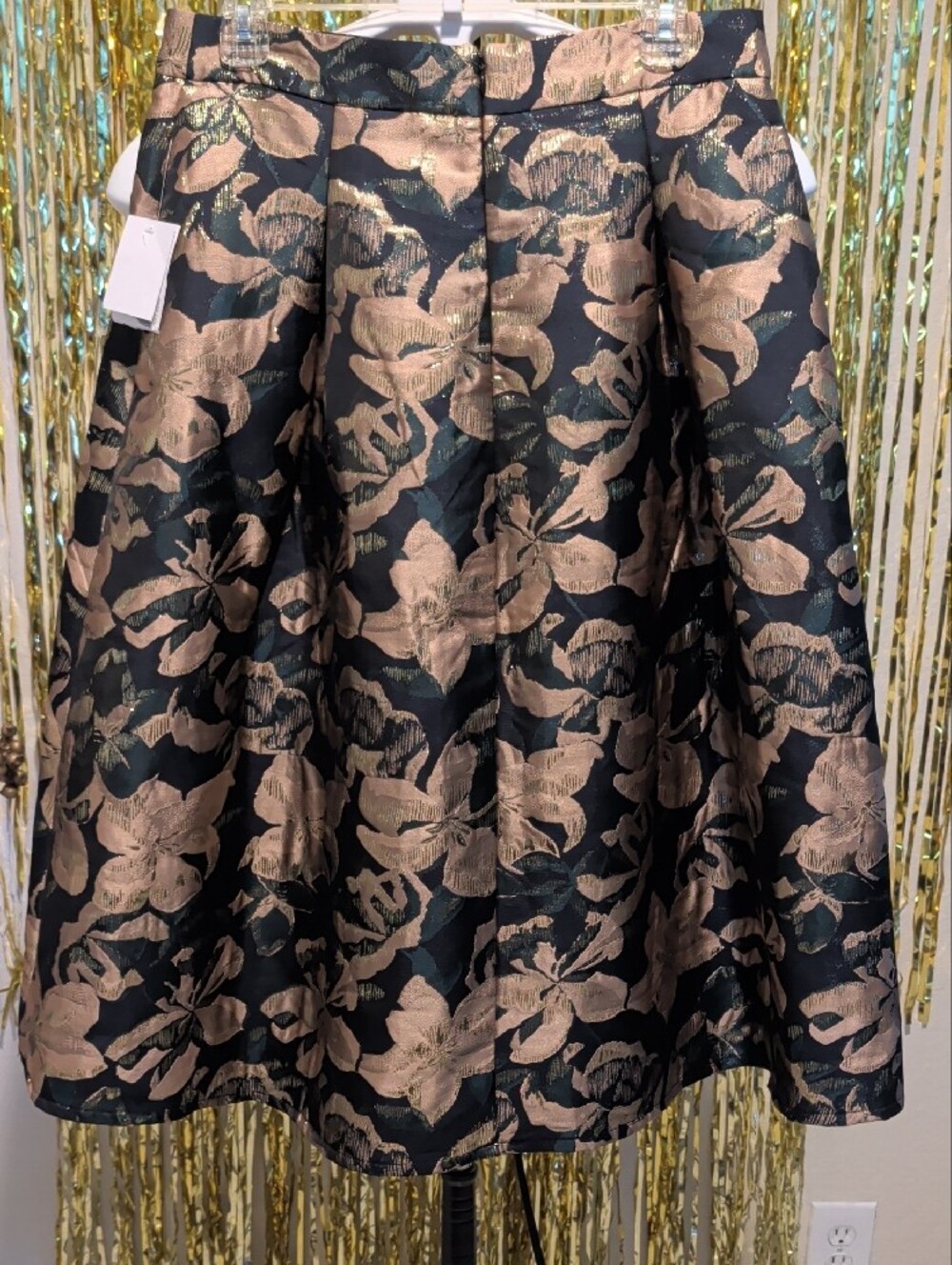 🔥JustFab Black A-Line Skirt with Rose Gold Floral Jacquard, Size L - Picture 5 of 9